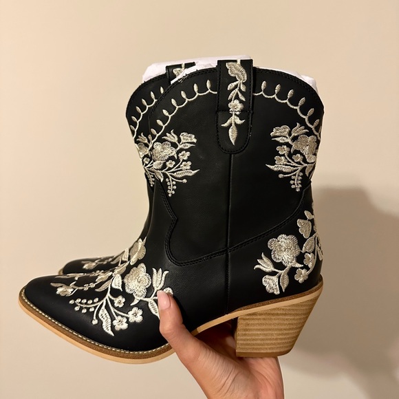 New with tags Altar’d state Caroline embroidered western booties - Picture 2 of 2